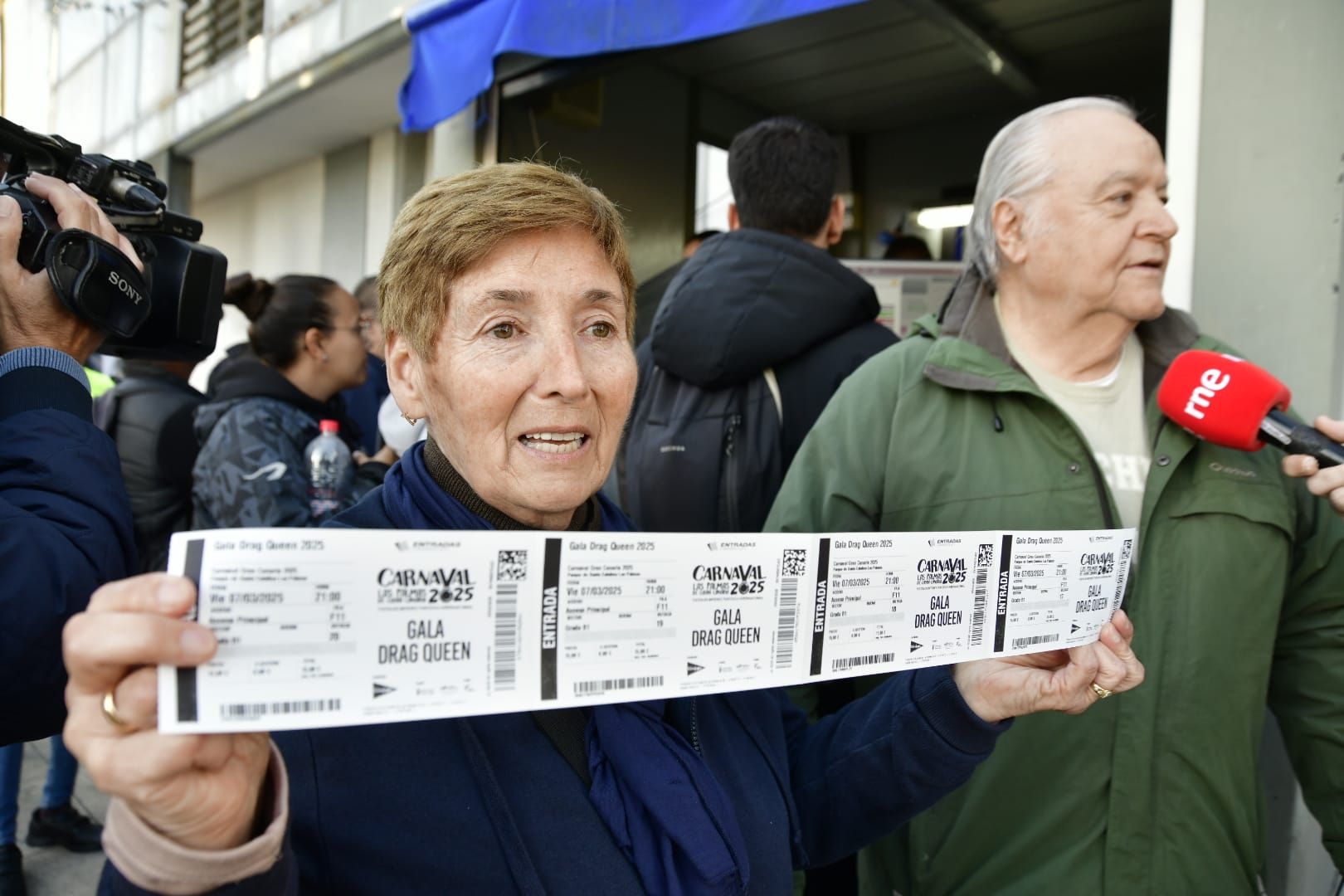 Tiendas de campaña bajo la lluvia por ver la gala drag