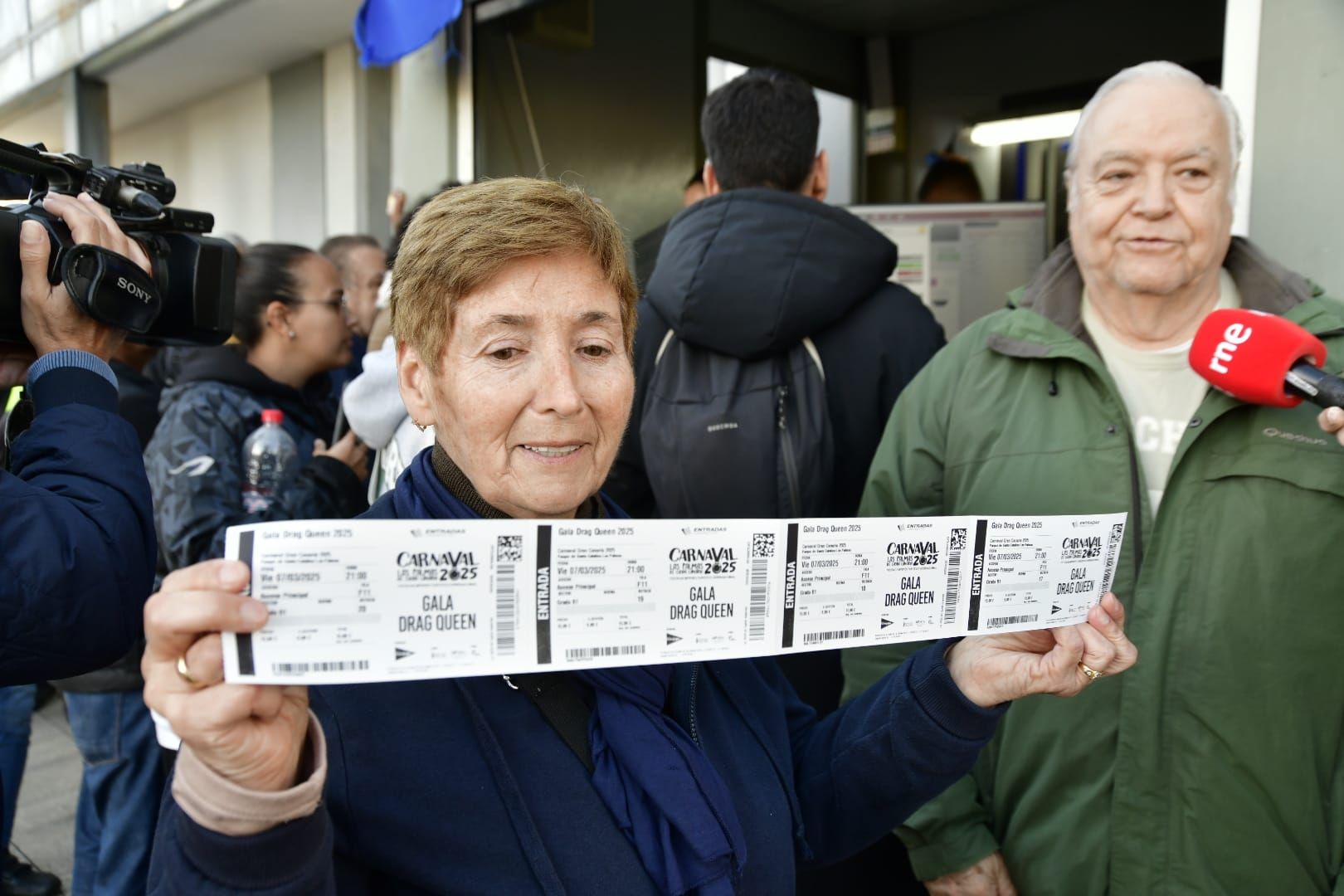 Tiendas de campaña bajo la lluvia por ver la gala drag