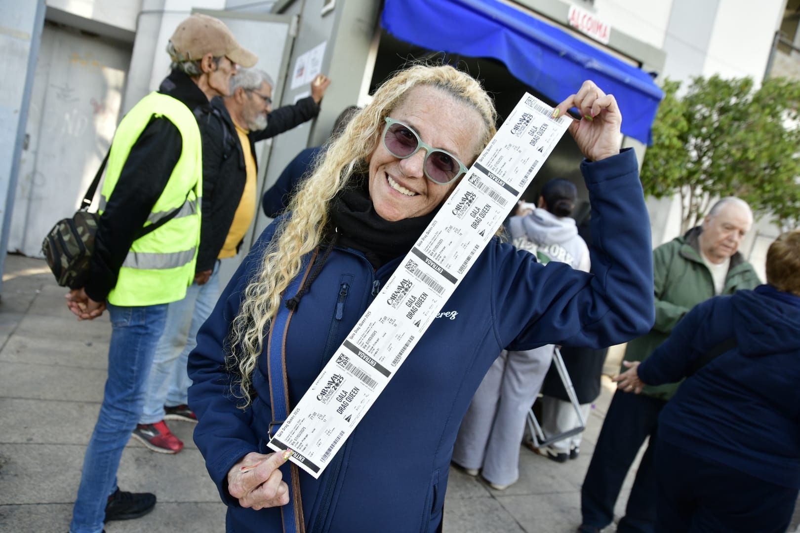Tiendas de campaña bajo la lluvia por ver la gala drag