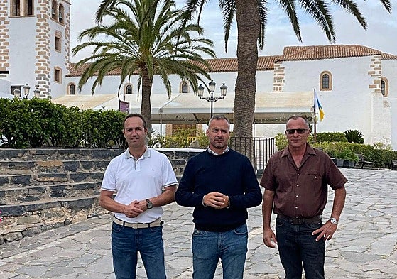 Enrique Pérez, portavoz de CC en la oposición de Betancuria, con sus otros dos compañeros.