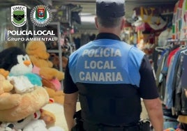 La Policía Local de la capital grancanaria en el interior de la galería.