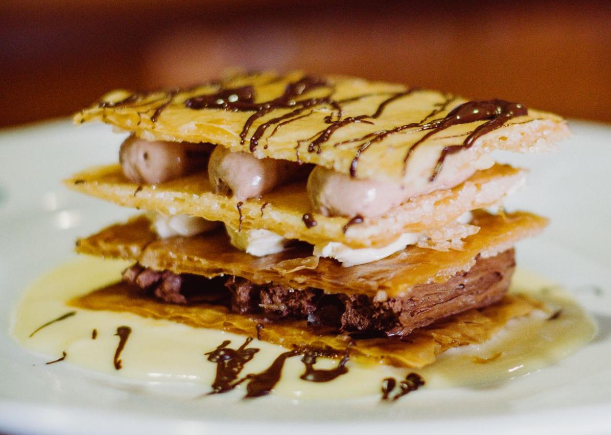Imagen secundaria 1 - 1. Cochinillo asado en horno de leña. 2.- Milhojas en tres texturas de chocolate sobre lecho de crema inglesa. 3.- Tulipa de pasta brick con puntas de trigueros foie de pato con boletus.