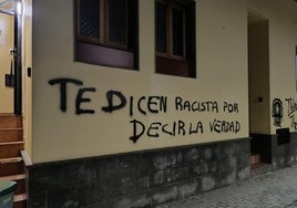Imagen de una de las pintadas en la fachada de un centro de menores ubicado en Teror.