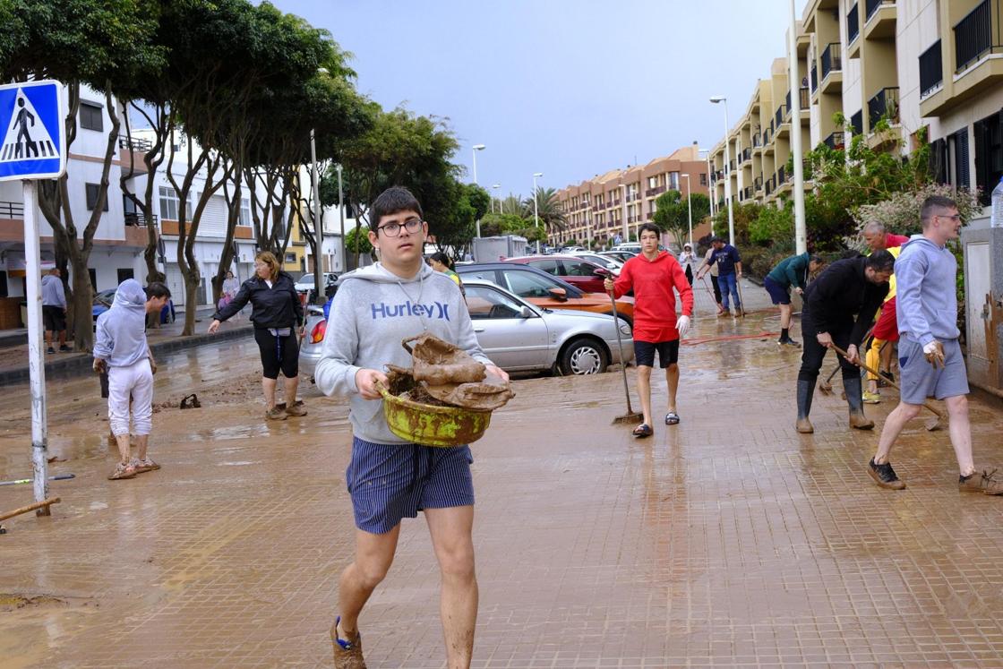 Los vecinos de Salinetas, en Telde, se vuelcan en la limpieza de las calles