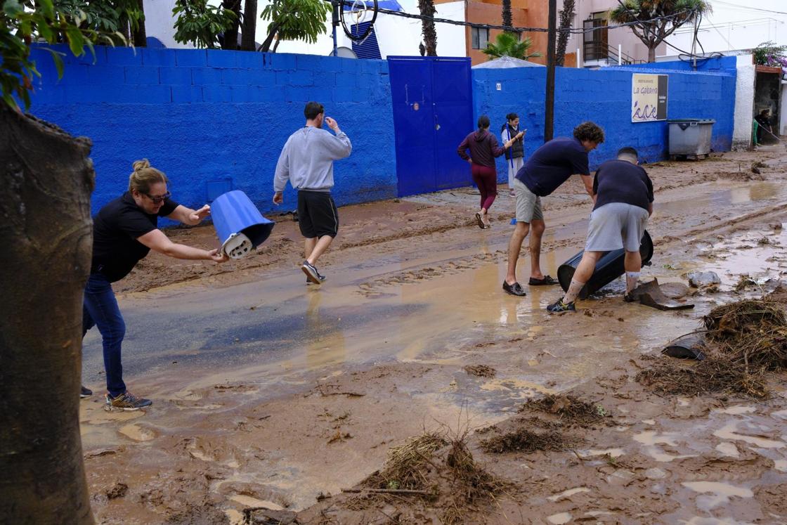 Los vecinos de Salinetas, en Telde, se vuelcan en la limpieza de las calles