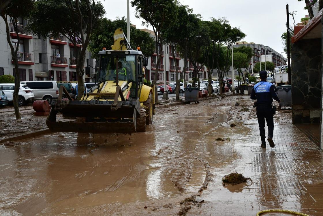 Los vecinos de Salinetas, en Telde, se vuelcan en la limpieza de las calles
