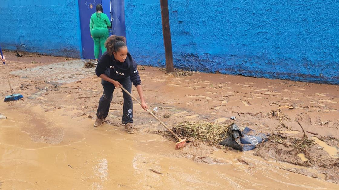 Los vecinos de Salinetas, en Telde, se vuelcan en la limpieza de las calles
