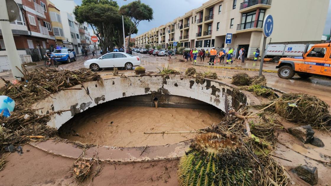 Los vecinos de Salinetas, en Telde, se vuelcan en la limpieza de las calles