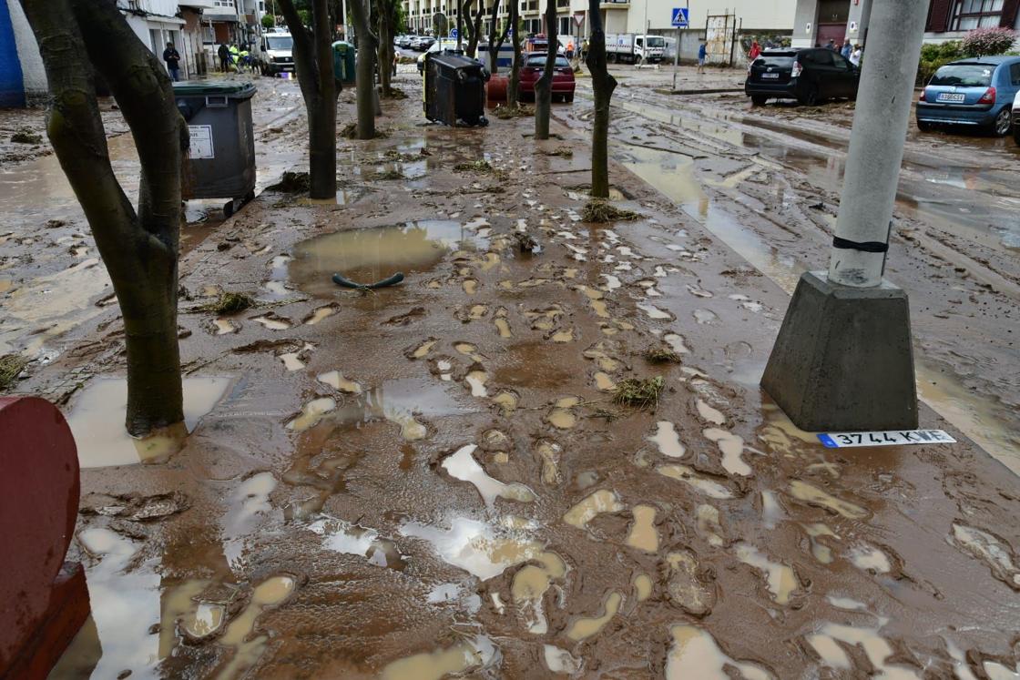 Los vecinos de Salinetas, en Telde, se vuelcan en la limpieza de las calles
