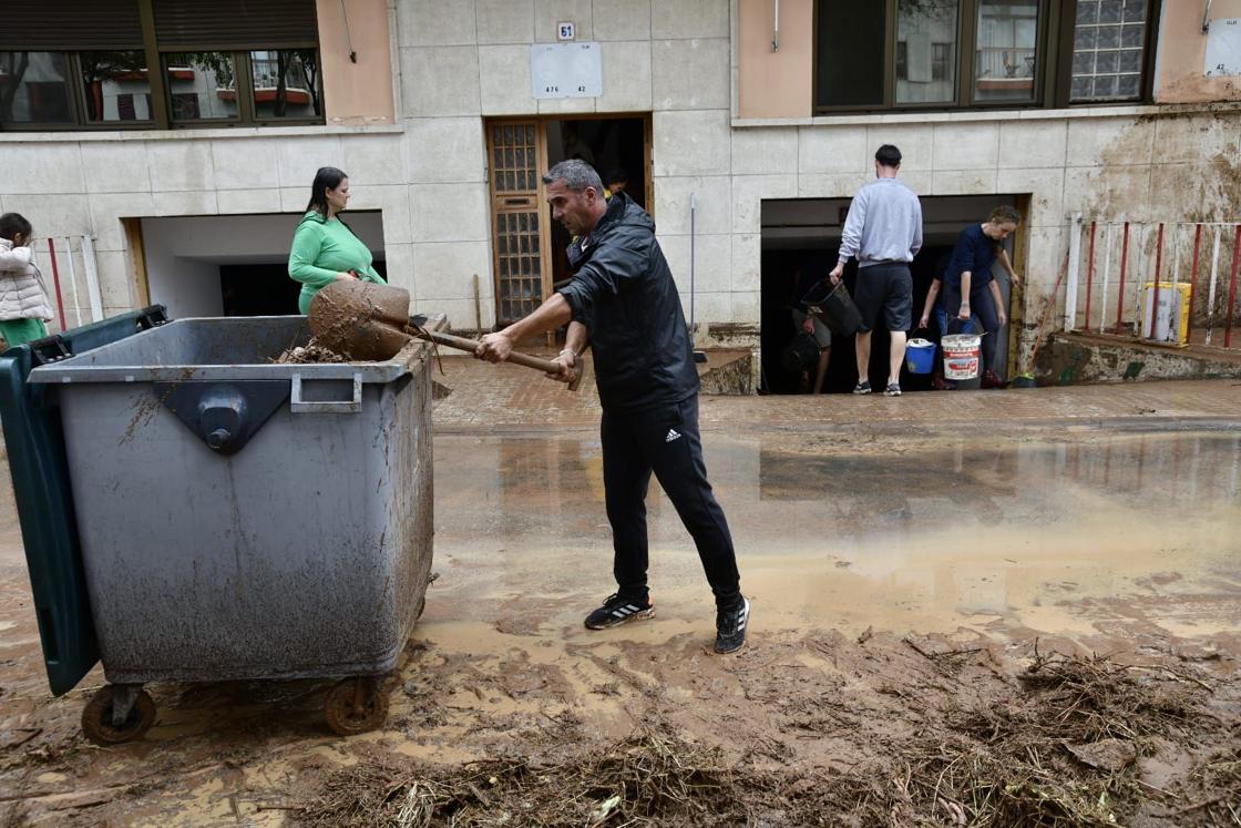 Los vecinos de Salinetas, en Telde, se vuelcan en la limpieza de las calles