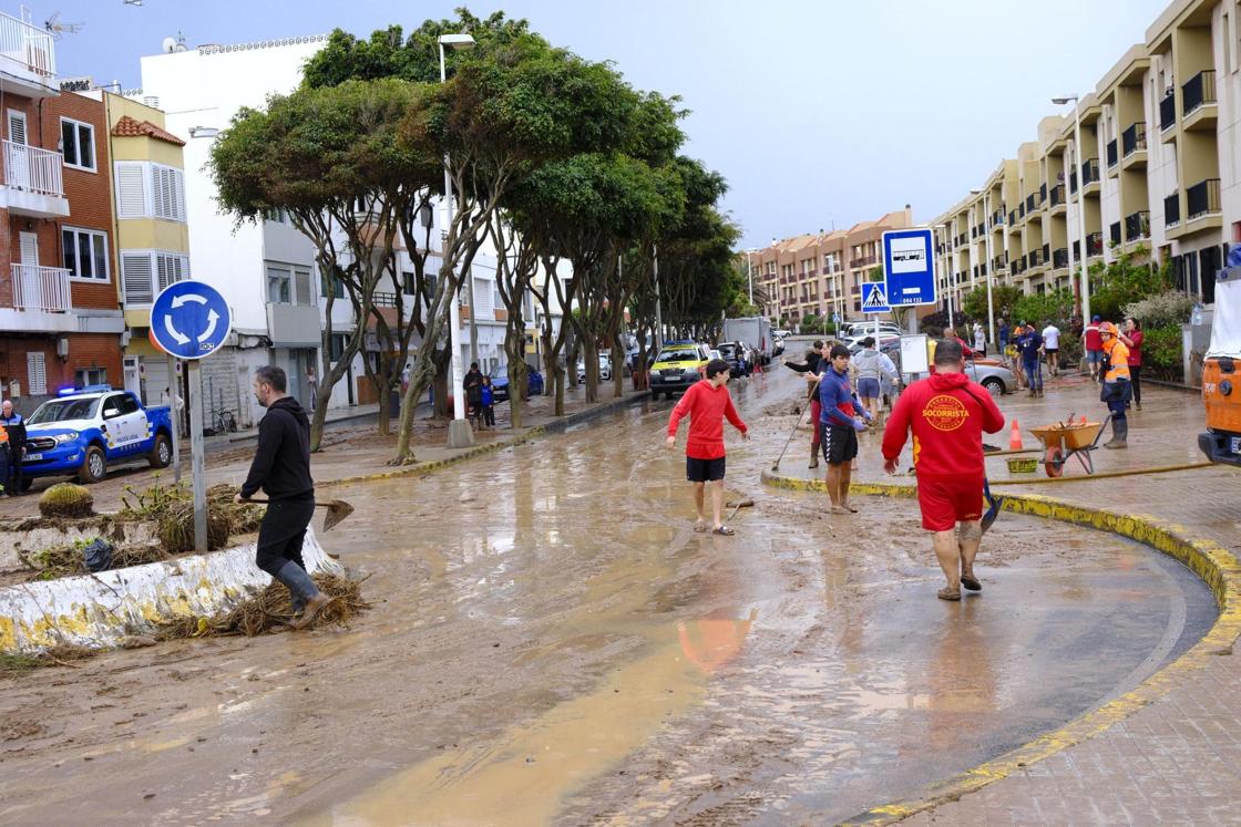 Los vecinos de Salinetas, en Telde, se vuelcan en la limpieza de las calles