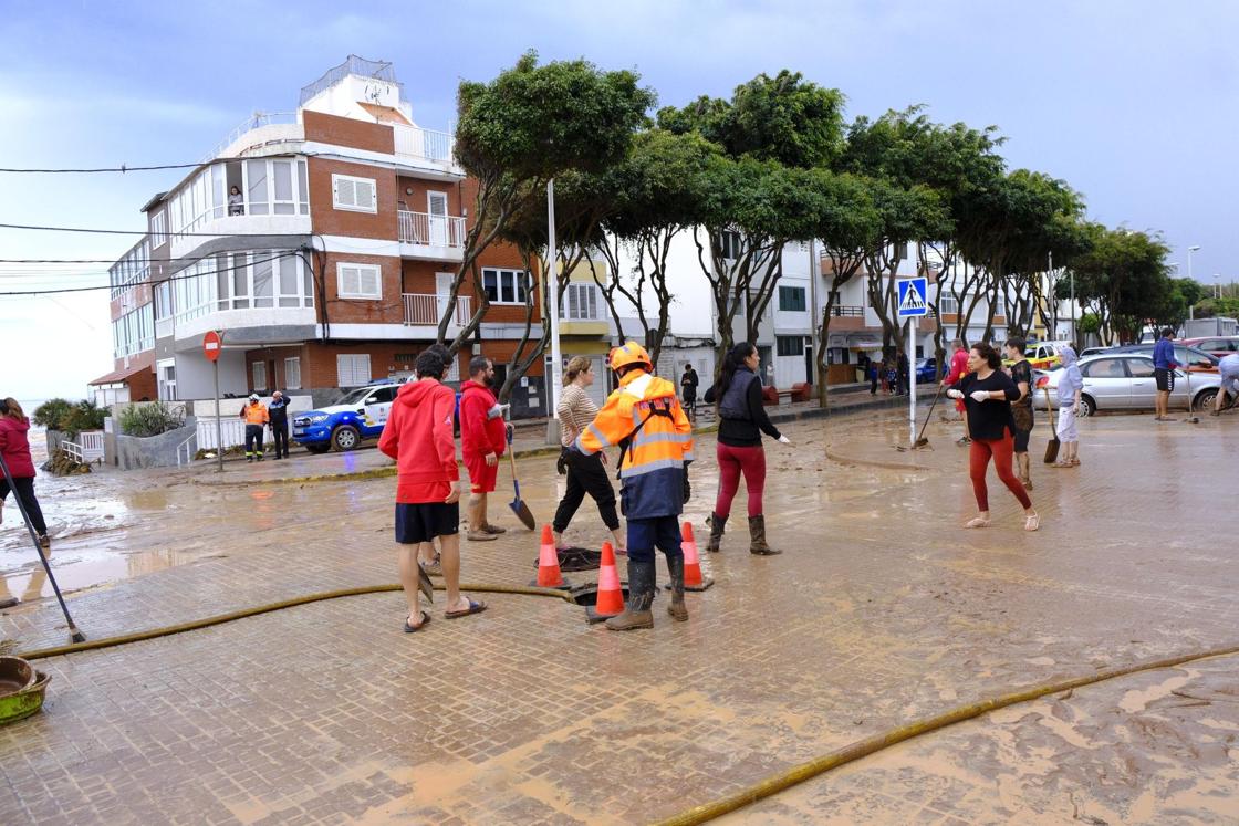 Los vecinos de Salinetas, en Telde, se vuelcan en la limpieza de las calles