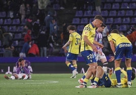 Herzog y Mata ayudan a Bajcetic a incorporarse en el partido del pasado viernes en Valladolid.