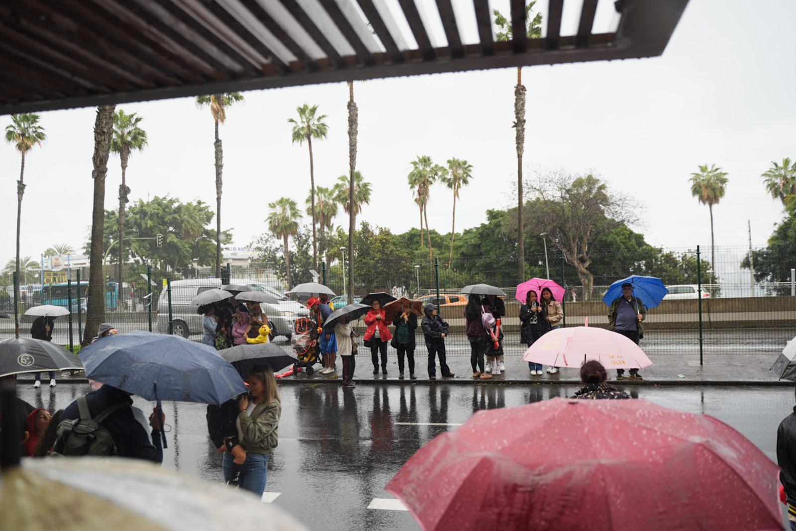 Una cabalgata infantil bajo la lluvia