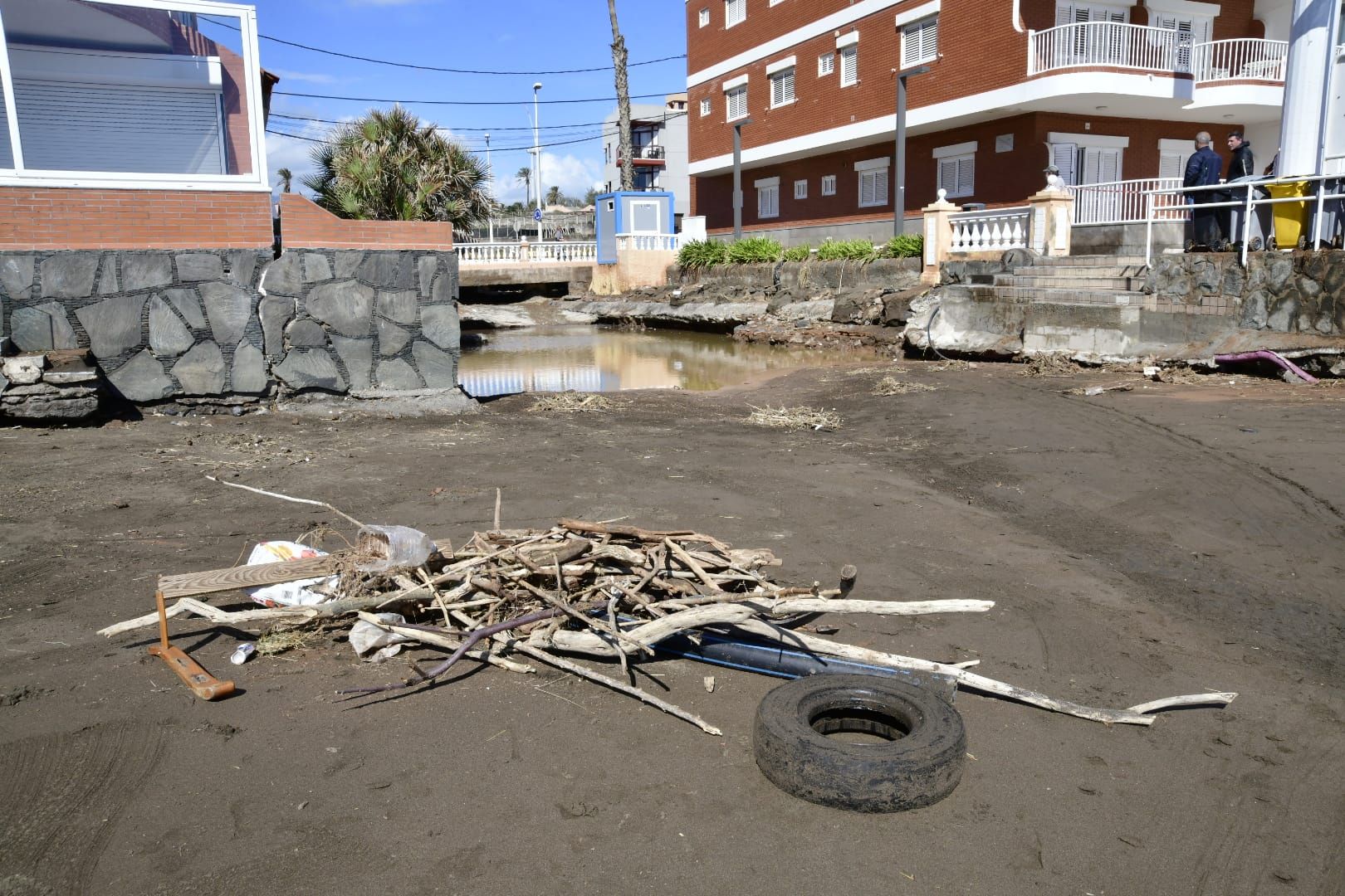 Telde cierra las playas más afectadas por las lluvias