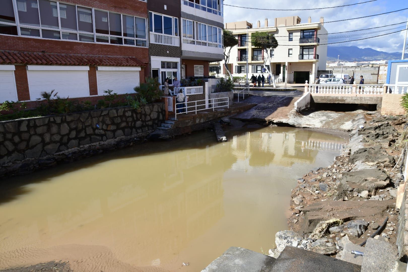 Telde cierra las playas más afectadas por las lluvias