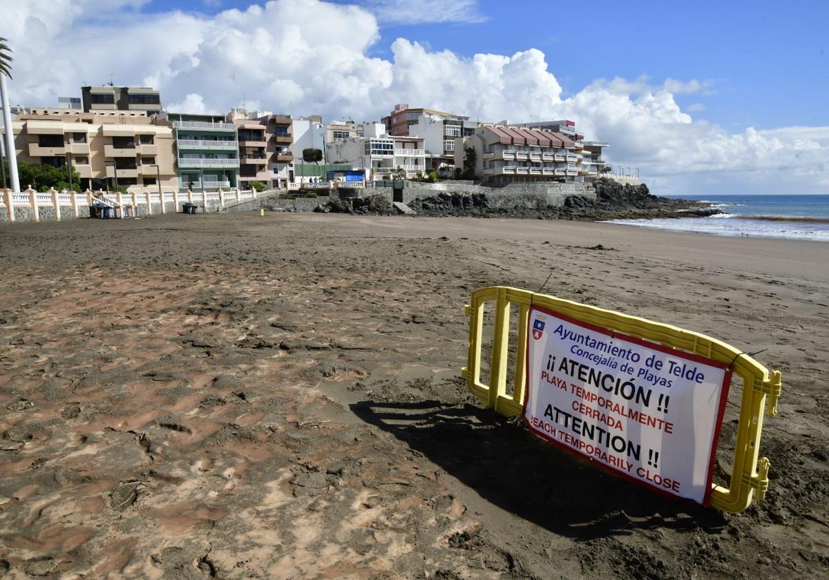 Telde cierra las playas más afectadas por las lluvias