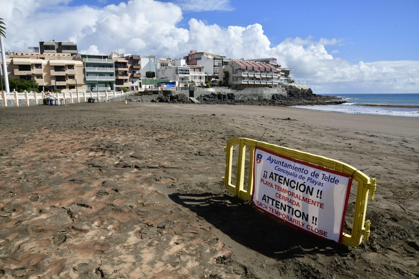 Telde cierra las playas más afectadas por las lluvias