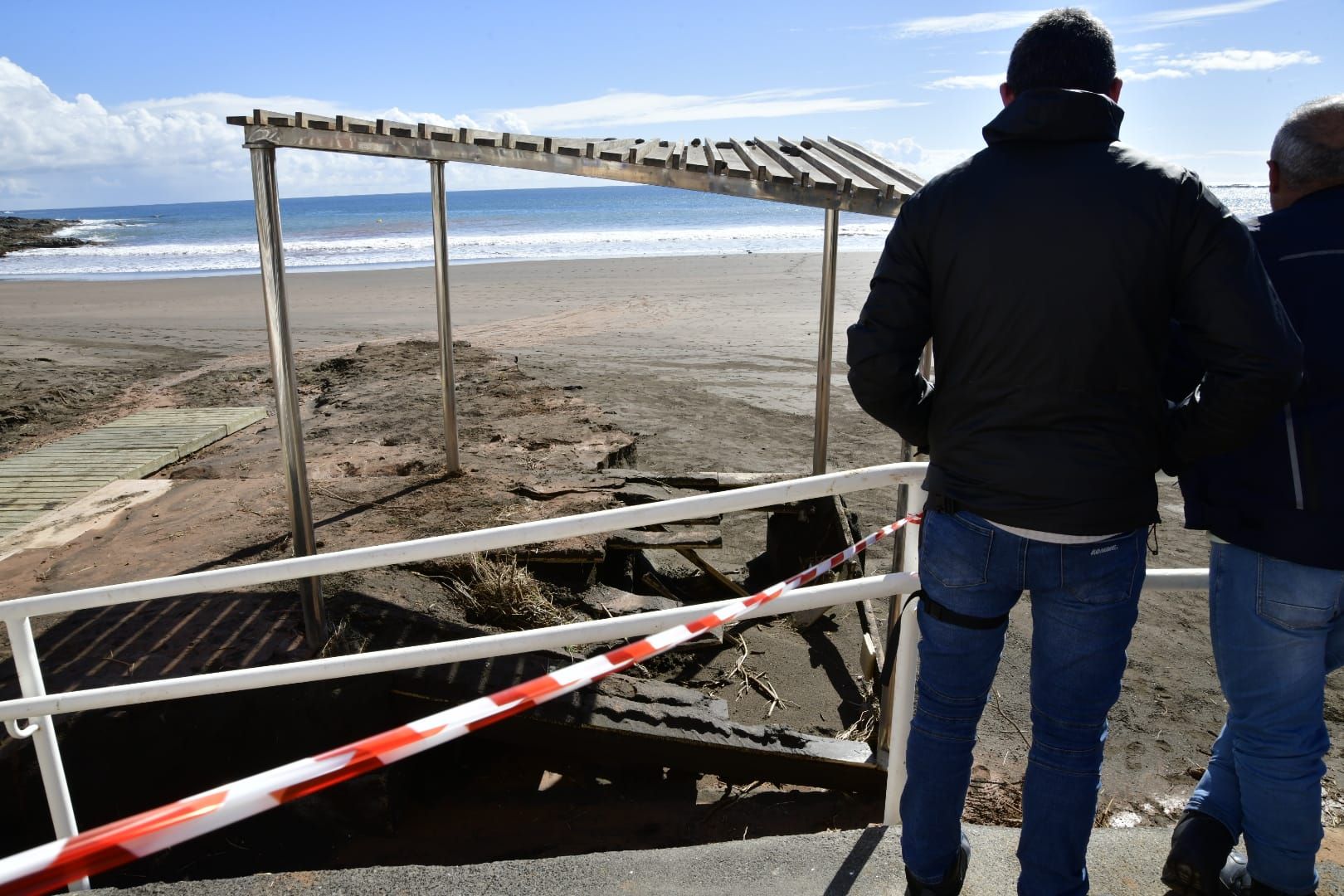 Telde cierra las playas más afectadas por las lluvias