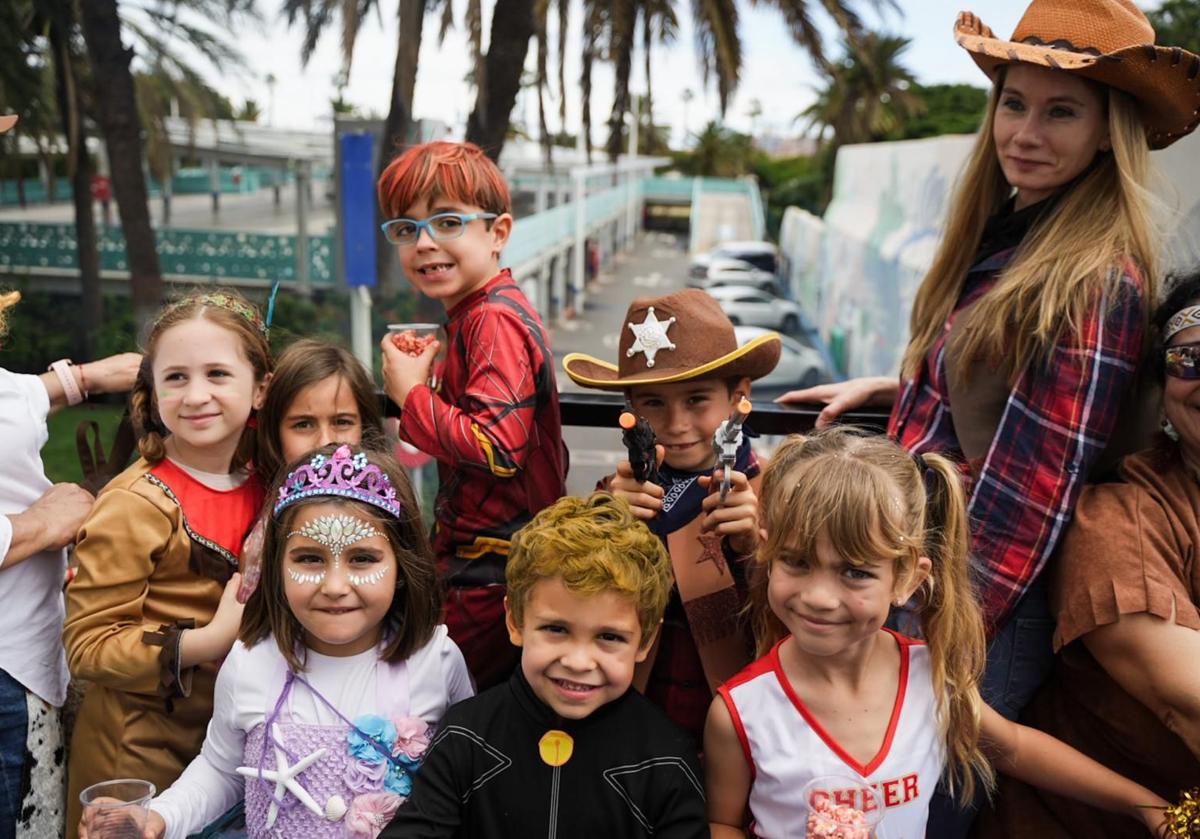 Familias en una carroza en la cabalgata infantil de Las Palmas de Gran Canaria.