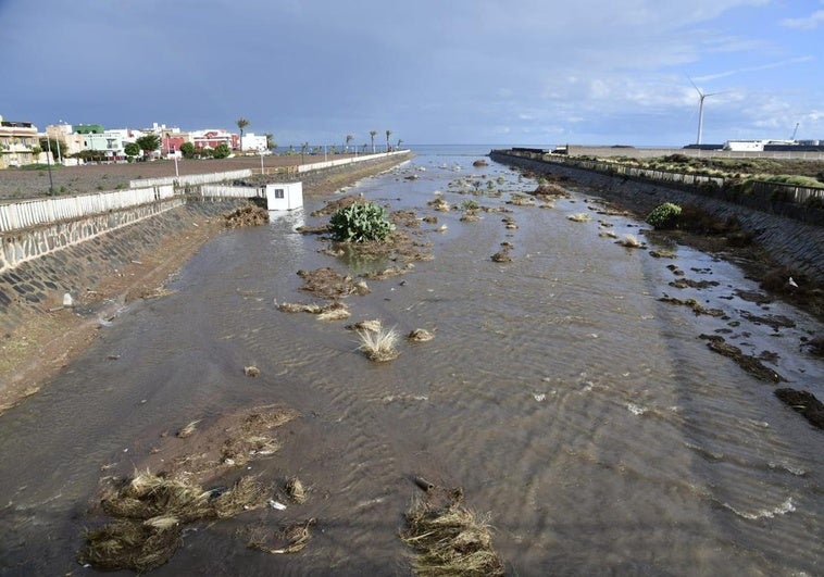 El agua volvió a correr por el canal de Arinaga durante este miércoles.