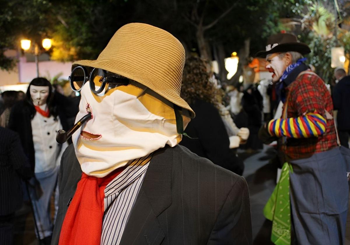 Imagen principal - Las mascaritas invaden el casco histórico de Agüimes para celebrar el Carnaval Antiguo