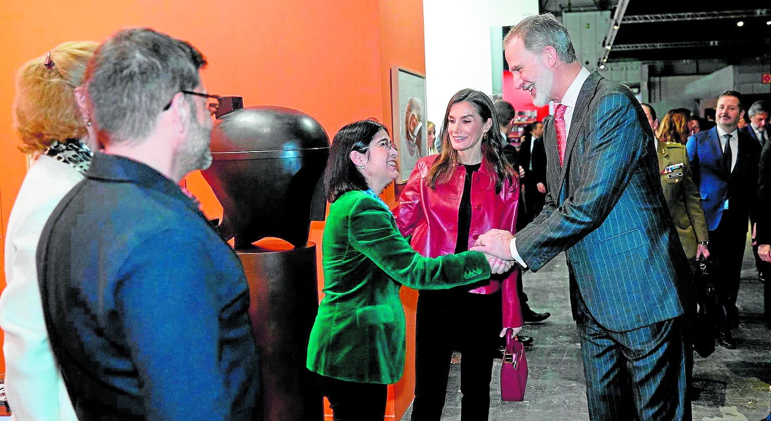 La alcaldesa de la capital grancanaria saluda a Felipe VI y doña Letizia en la apertura de la feria ARCO.