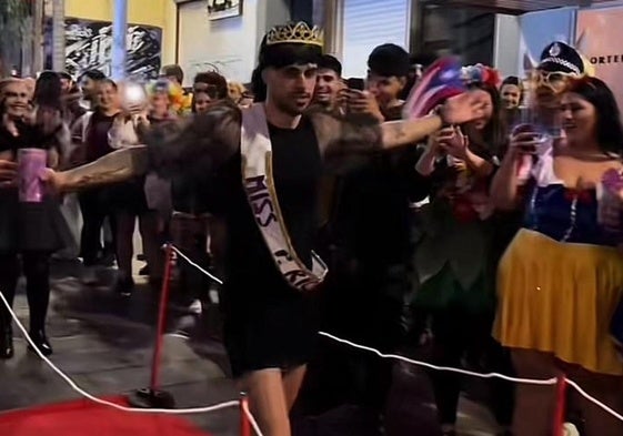 Un grupo de amigos se disfrazan de modelos y desfilan sobre una pasarela en los carnavales de Santa Cruz de Tenerife.