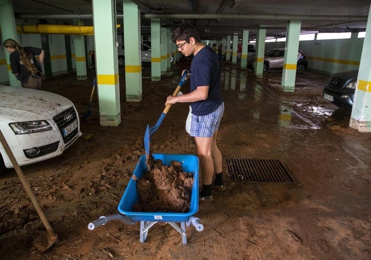 Los vecinos de Salinetas continúan con las labores de limpieza.