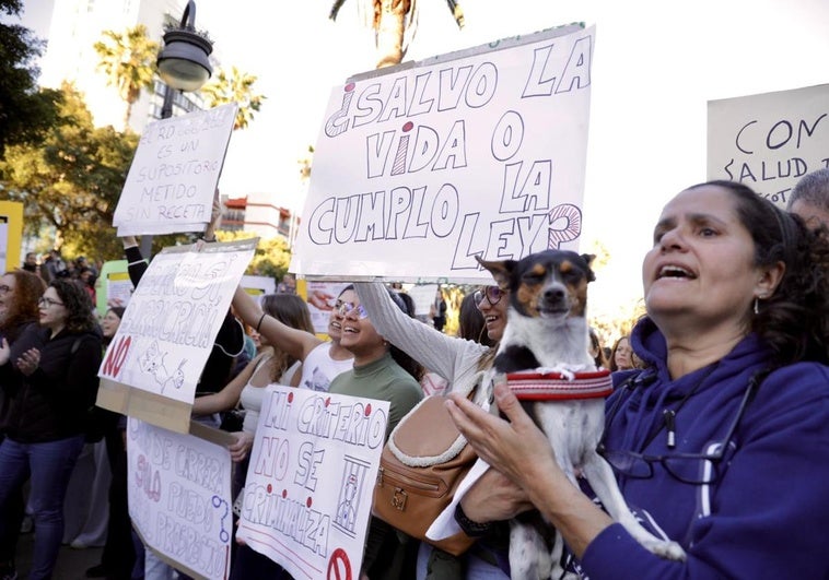 Momento de la protesta en la plaza de la Feria de la capital grancanaria.