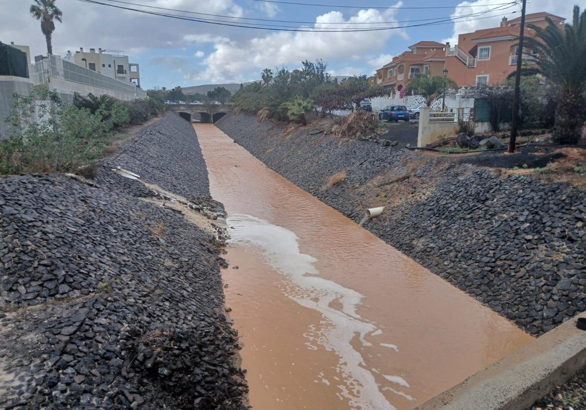 Barranco del Valle de Miraflores, encauzado a su paso por El Castillo, en el municipio de Antigua.