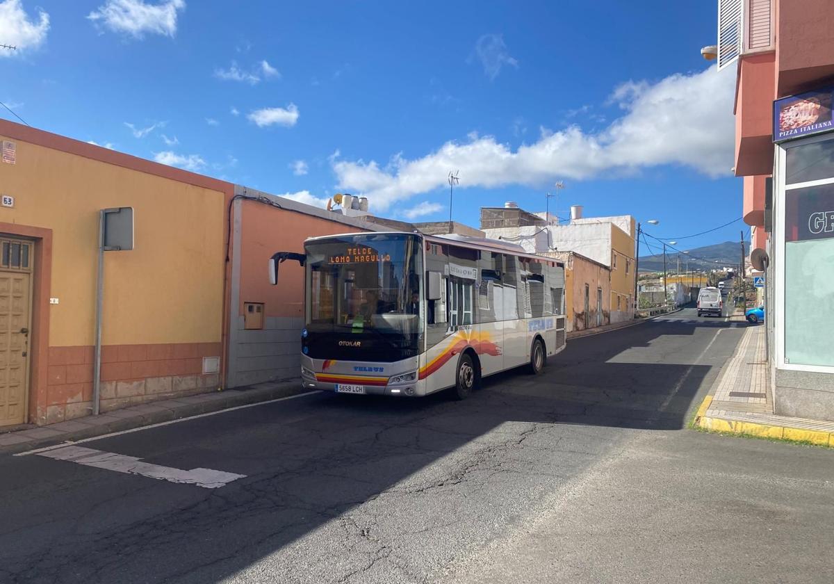 Guagua de Telbus que hace el trayecto entre el casco de Telde y Lomo Magullo.