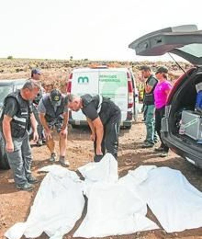 Imagen secundaria 2 - El vecino de Ingenio Carlos Díaz, con la perra que localizó los cuerpos en Temisas. Abajo, a la izquierda, La Guardia Civil durante la localización de los cadáveres, en Temisas; y a la derecha los restos mortales rescatados por la Guardia Civil.