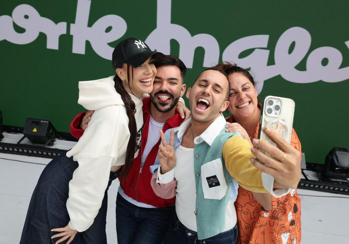 El cuarteto de presentadores de la gala drag sobre el escenario del parque de Santa Catalina.