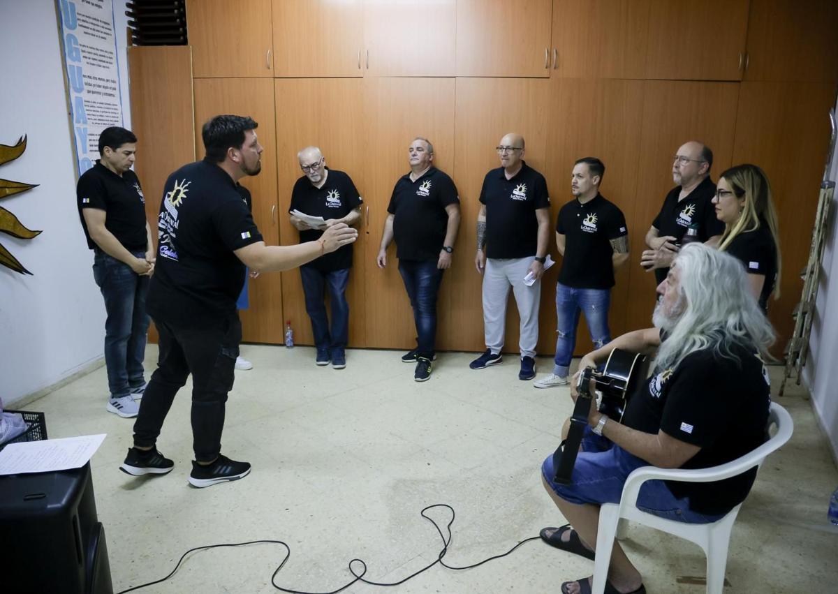 Imagen secundaria 1 - La murga durante uno de los ensayos.