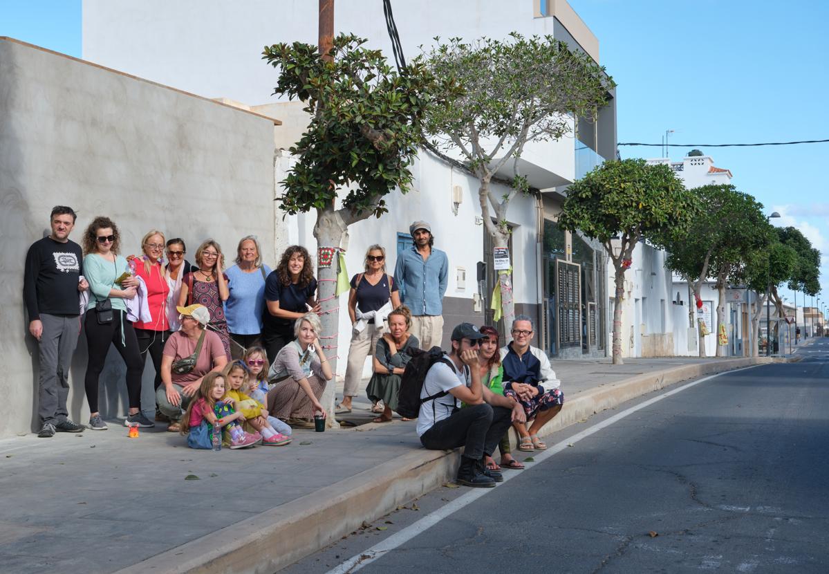 El grupo de vecinas y vecinos de El Cotillo que defiende salvar los árboles de la avenida Los Lagos.