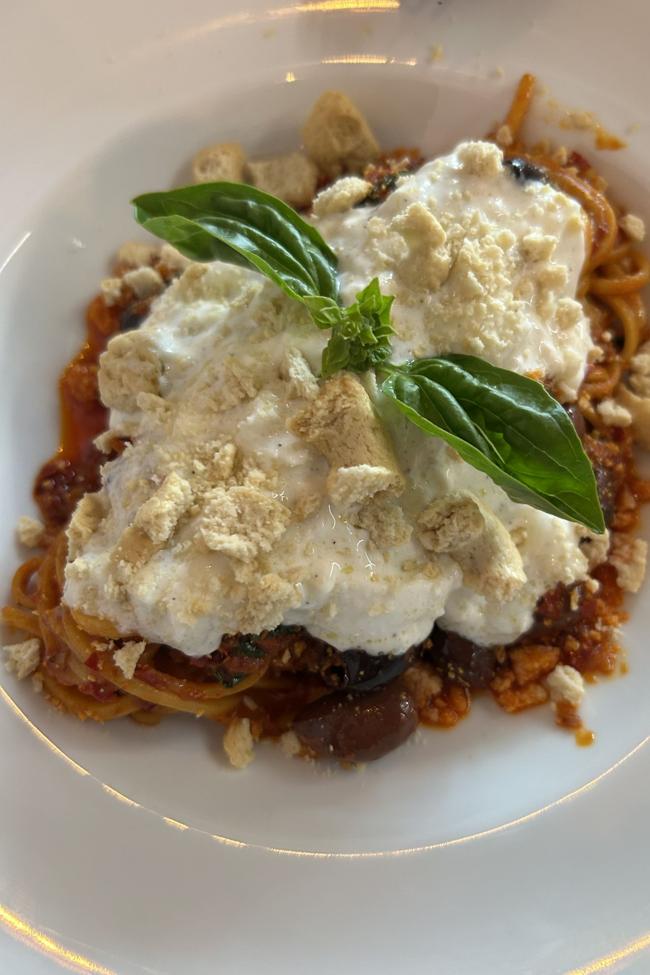 Spaghetti a la guitarra con 'nduja y burrata