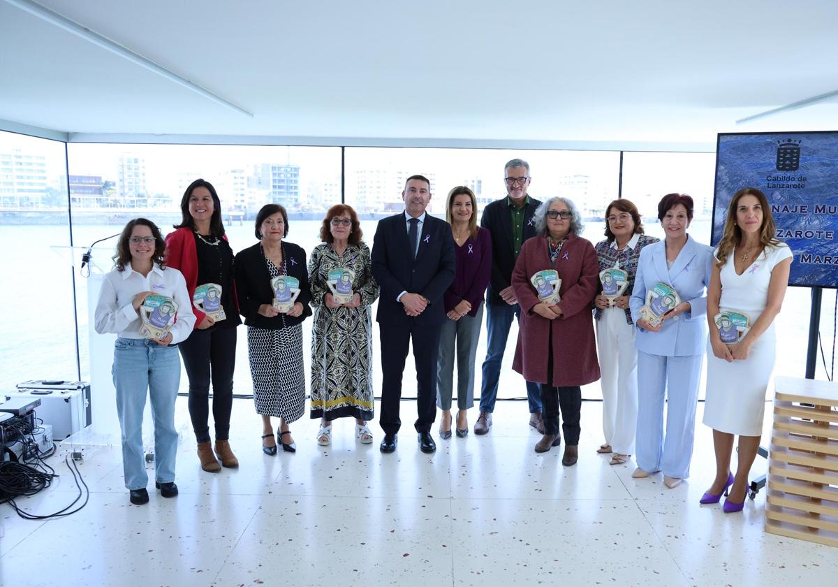 Homenajeadas con autoridades insulares.