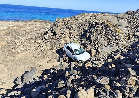 El coche precipitado por el barranco.