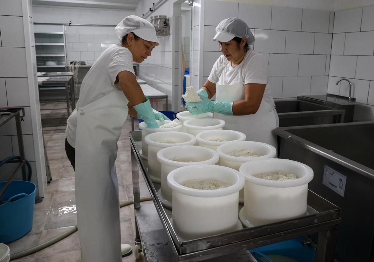 Dos mujeres en la Quesería Amurga, que obtuvo un superoro en la World Cheese Awards de 2025.