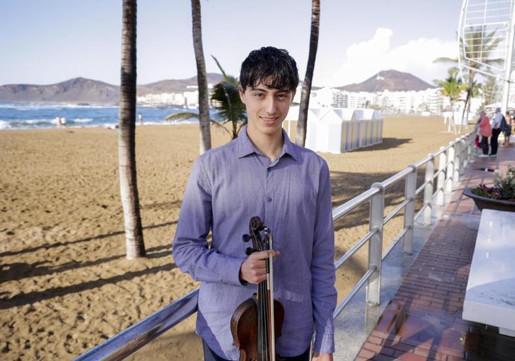 Simón González Chiriqui, con su violín.