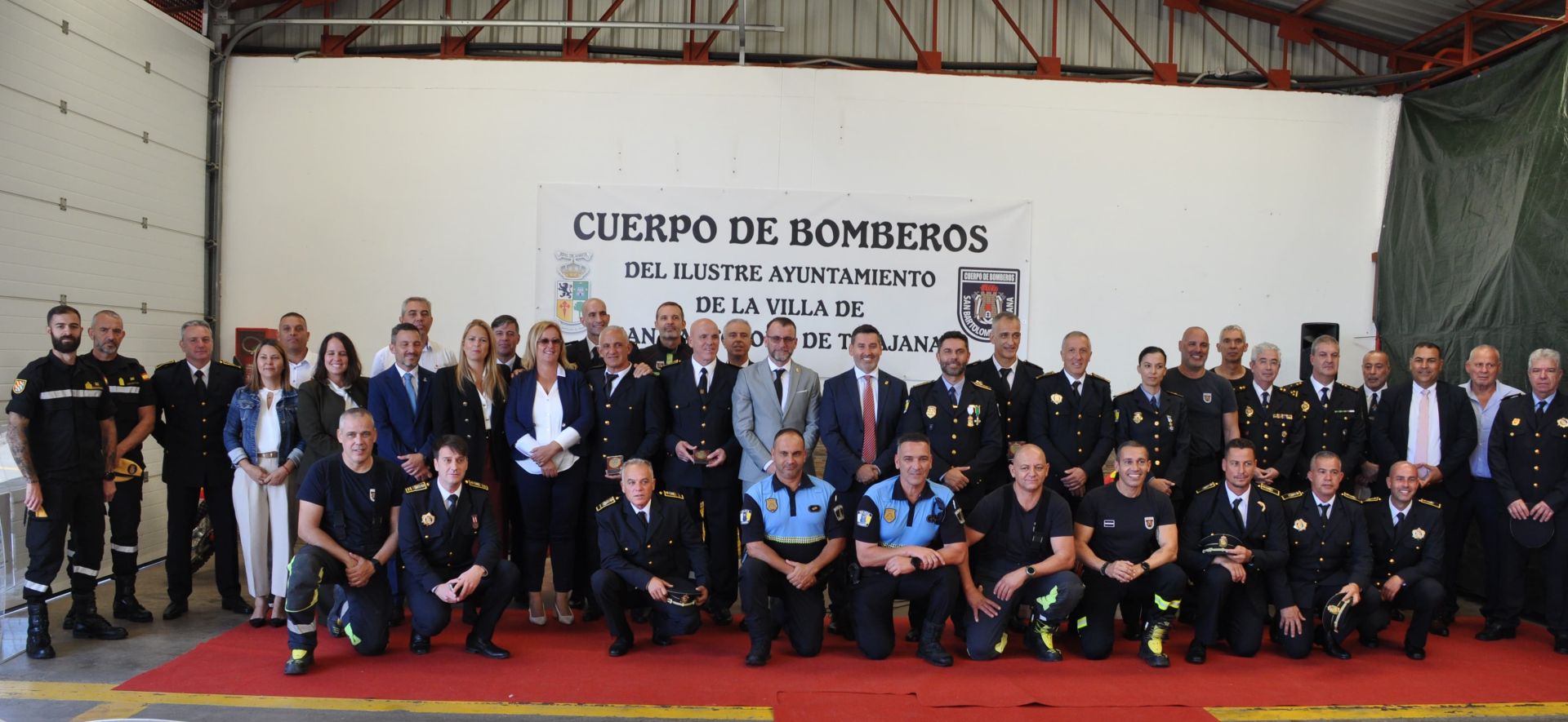 Foto de familia de los homenajeados con sus compañeros y autoridades.