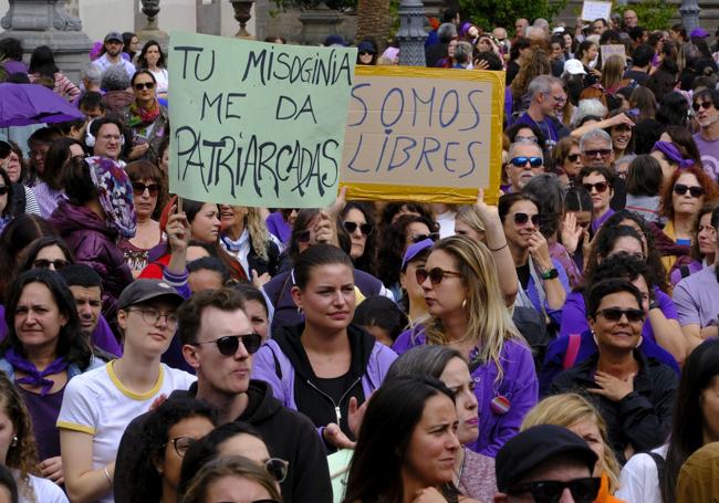 Detalle de algunas de las pancartas en la manifestación del 8M.