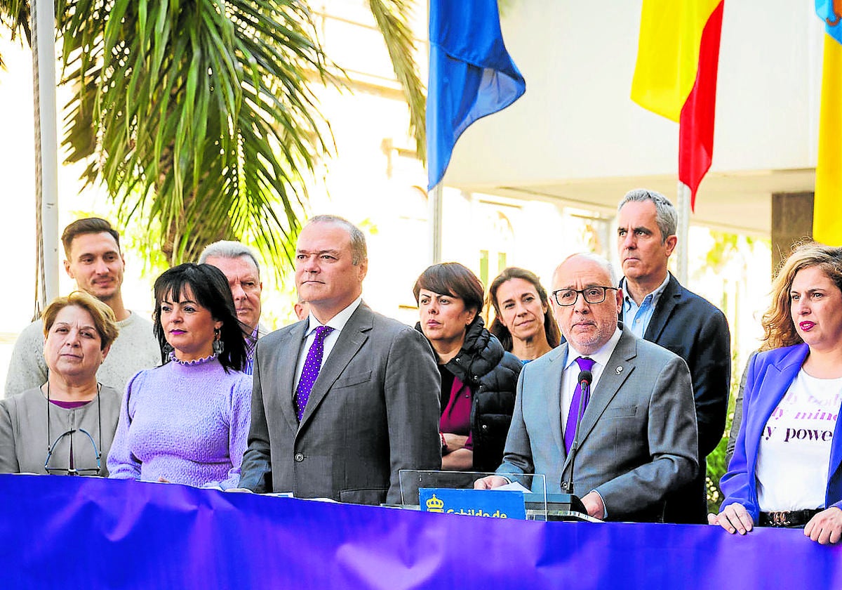 Acto de lectura del manifiesto del Cabildo de Gran Canaria por el 8 de marzo en la fachada de la Casa Palacio.