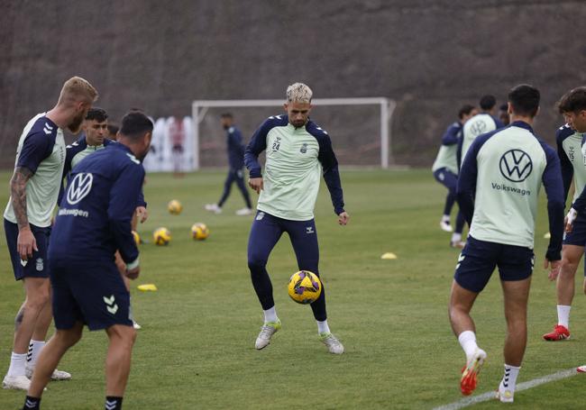 Imagen de un entrenamiento del equipo preparando la visita al Betis.