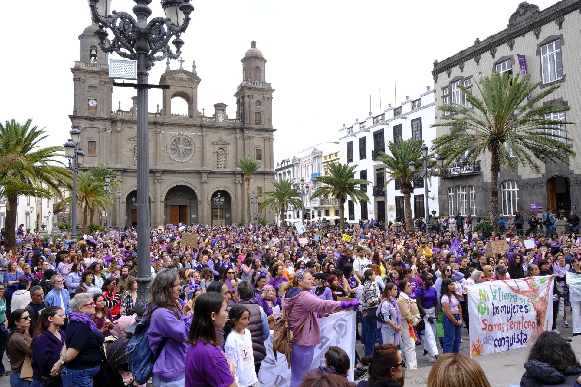 Las calles de la capital grancanaria se visten de lucha y orgullo