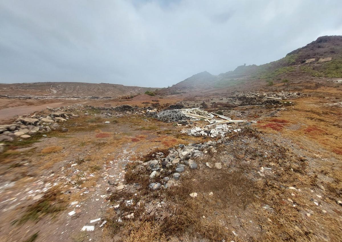 Imagen secundaria 1 - Residuos en el entorno de la playa de Vargas.