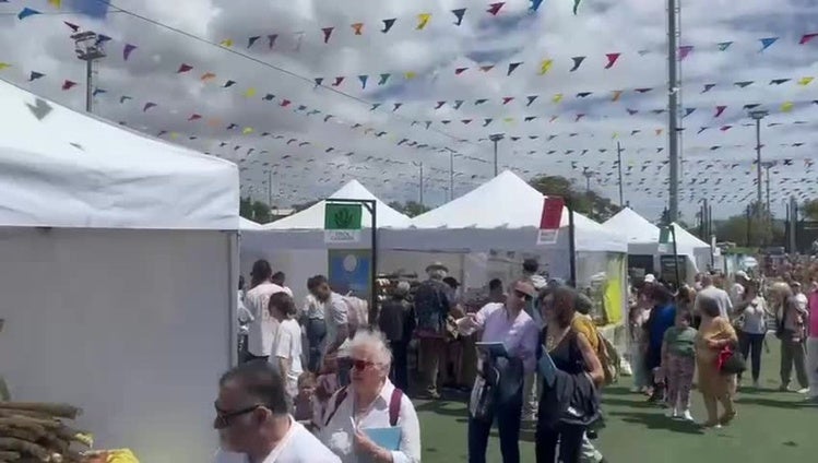 Buen ambiente en la feria Km0 en Maspalomas