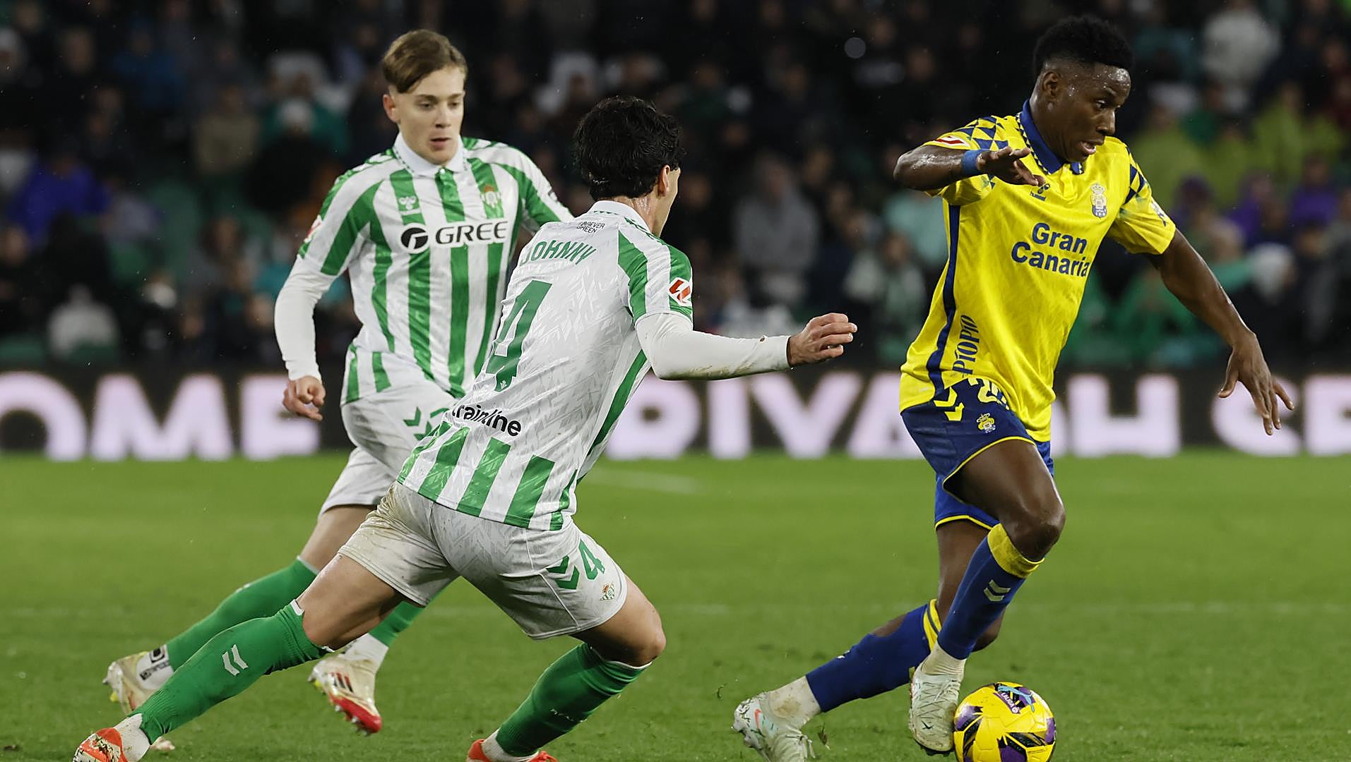Real Betis se impone a Las Palmas en un reñido encuentro Real Betis se impone a Las Palmas en un reñido encuentro