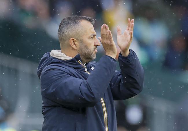 Diego Martínez aplaude a sus jugadores bajo la lluvia.